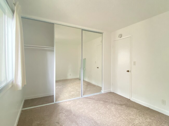 Building Photo - HUGE Stunning Remodeled 1BR/1BA Flat! Parking! -PROGRESSIVE