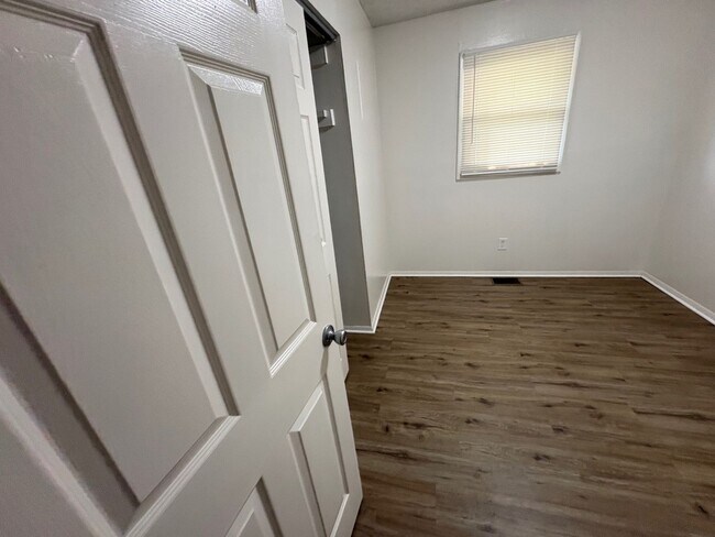 Building Photo - 508 Amor Pl
