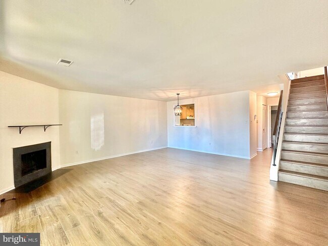 Building Photo - 626 15th St S