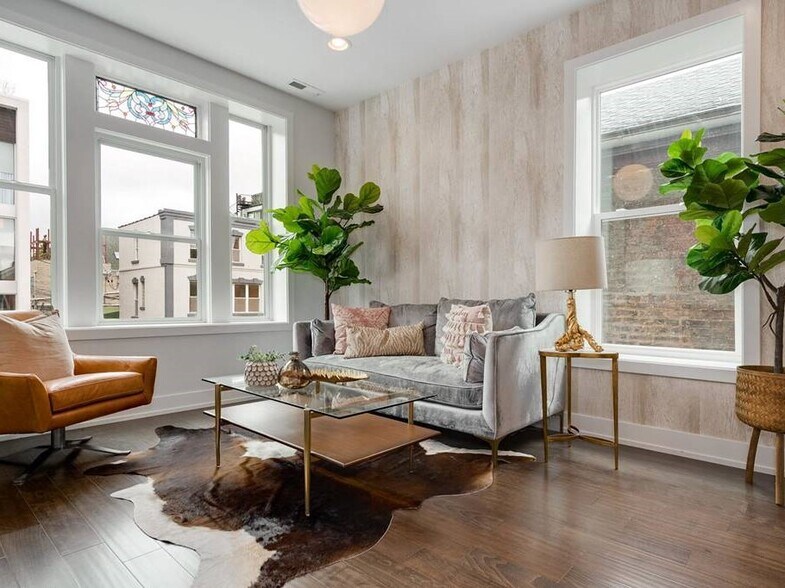 Building Photo - 1815 W Augusta Blvd