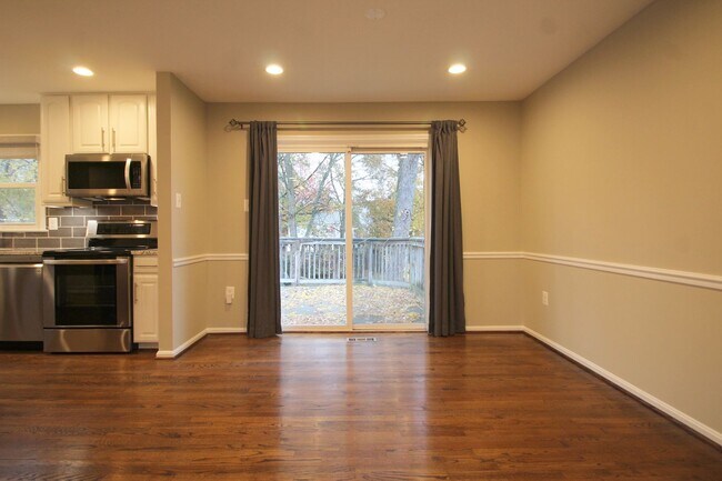 Building Photo - Large 4BR/3B Brick Home