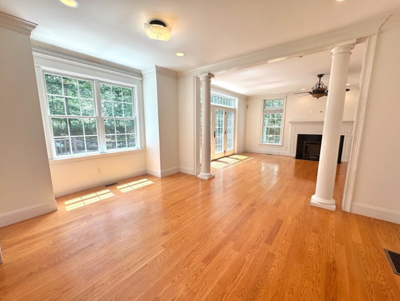 Building Photo - 5 Sollys Way