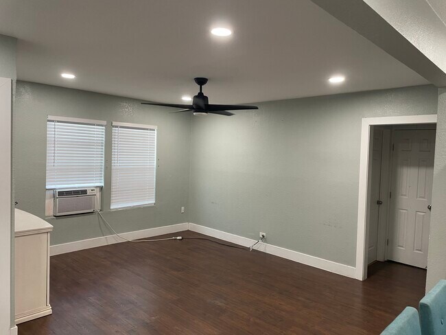 Building Photo - 6316 Victoria St