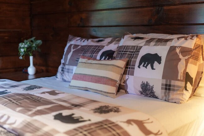 Building Photo - 15039 Pleasant Valley Rd