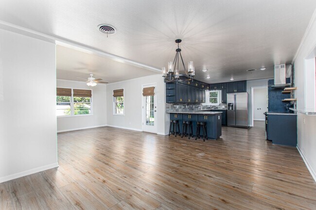 Building Photo - Renovated 3 Bed / 2 Bath Brick Home with 2-Car Garage & Fenced Yard in North Temple