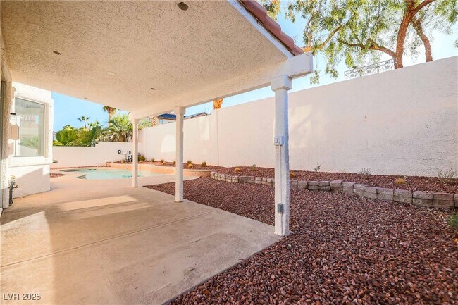 Building Photo - 3045 Sunrise Heights Dr