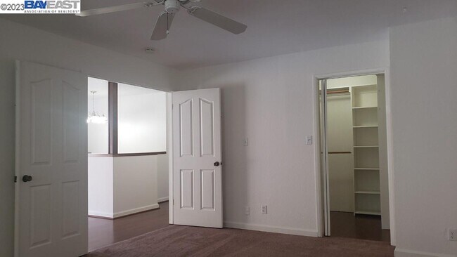 Building Photo - 709 Tamarack Dr