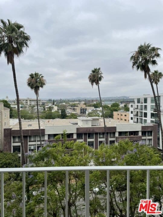 Building Photo - 100 S Doheny Dr
