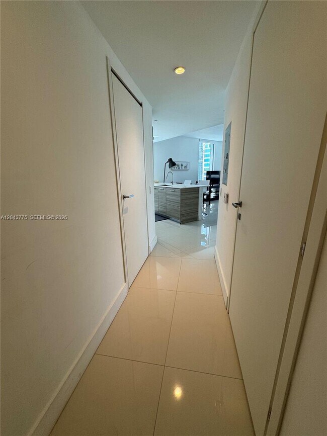 Building Photo - 1300 Brickell Bay Dr