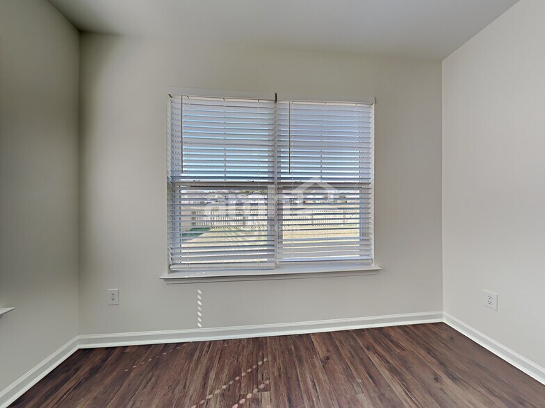 Building Photo - 129 Charlesfort Way