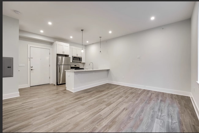 Building Photo - 658 Grand St