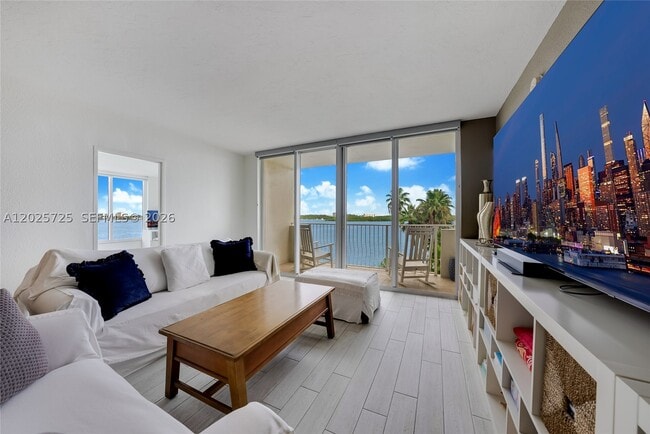 Building Photo - 10350 W Bay Harbor Dr