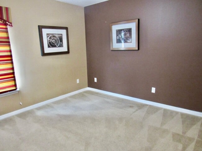 Building Photo - Beautiful 3-Bedroom Townhome with Resort-S...