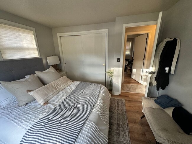 Building Photo - Charming 2 Bed, 1.5 Bath Raised Ranch
