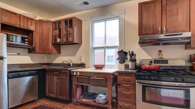 Building Photo - 7106 Maple Ave