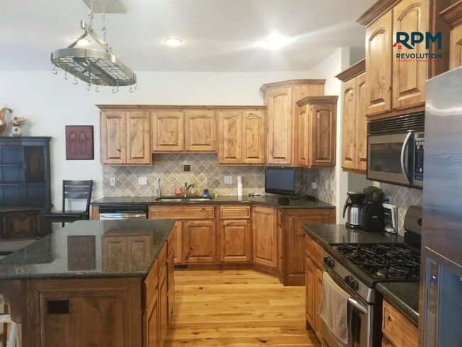 Building Photo - "Experience Luxury Living: Spacious 5-Bed ...