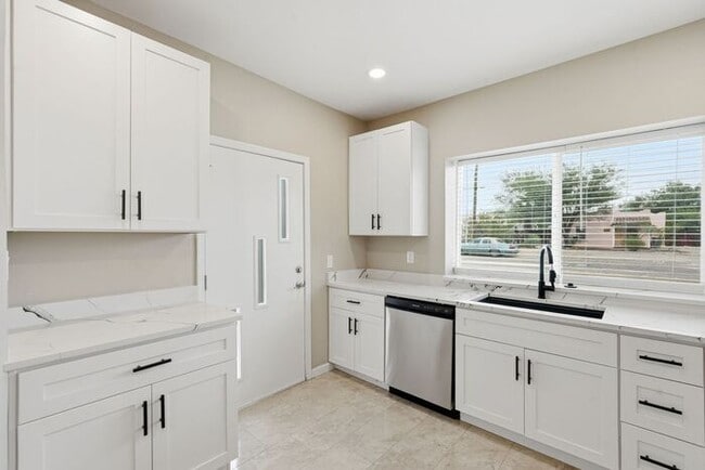 Building Photo - Bright, Fresh & Pet-Friendly — 3BR Retreat Minutes from U of A