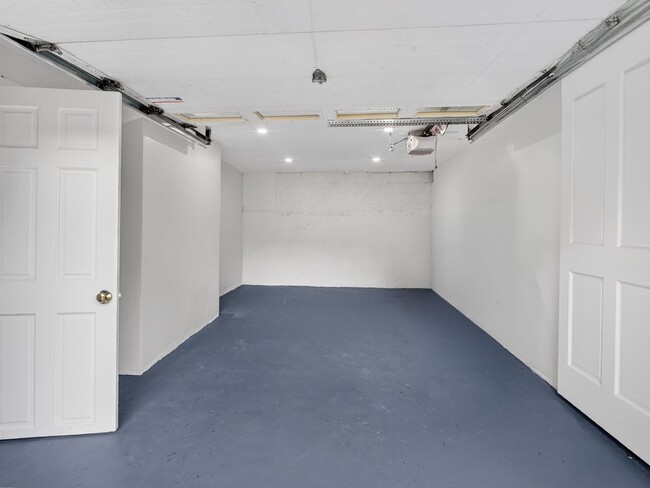 Building Photo - 3 Bed/2 Bath Home with Private Yard