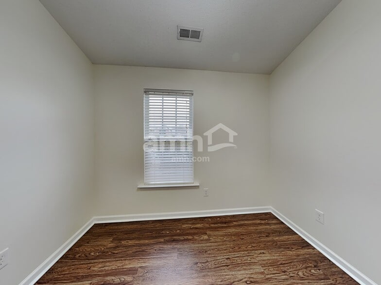 Building Photo - 219 Bellport Dr