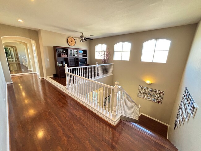 Building Photo - Gorgeous 4bed/4.5 bath home in Queensridge!