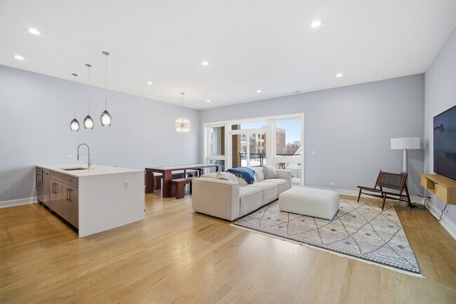 Building Photo - 725 W 17th St