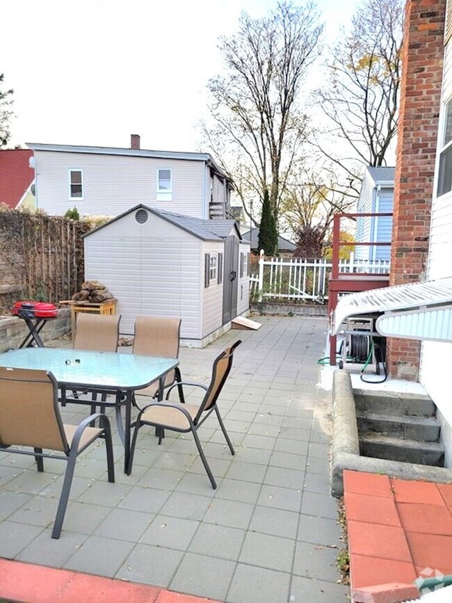 Building Photo - Perfect 2bed/1bath, backyard, parking avai...