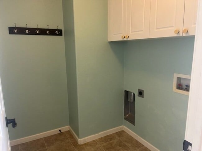 Building Photo - Corner Lot 3 Bedroom 2 Bath Double Diamond Home