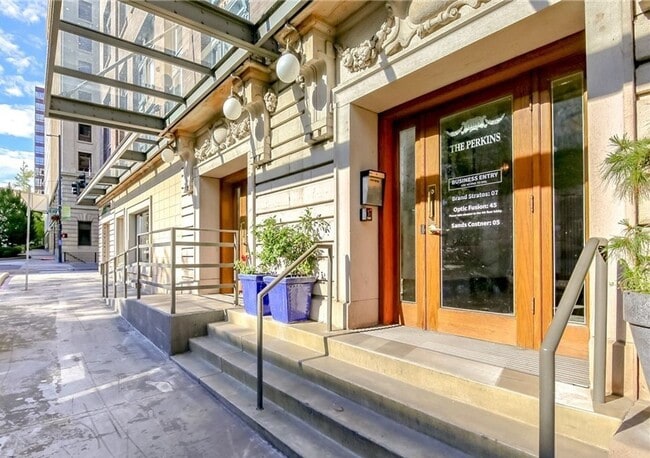 Building Photo - Beautiful Downtown Condo in Tacoma