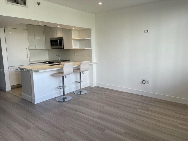 Building Photo - 540 Brickell Key Dr