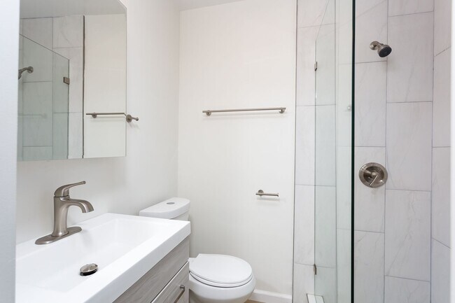 Building Photo - **PRICE REDUCED!** Amazing Renovated 1-BR ...