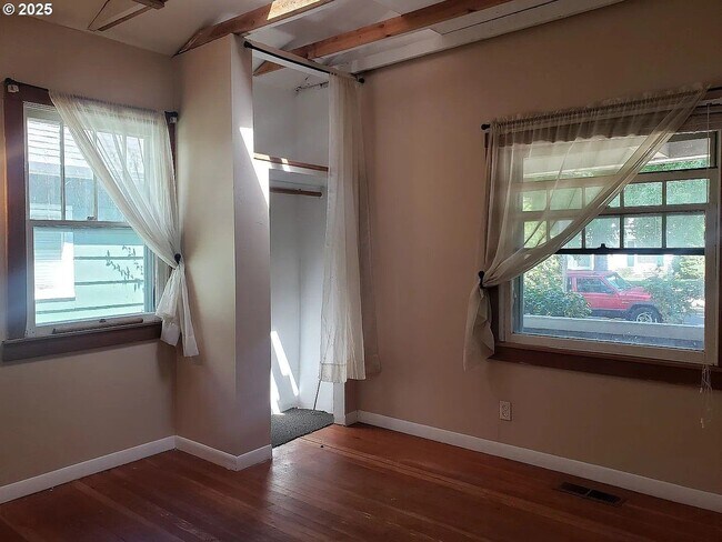 Building Photo - Large 6 Bedroom Close to UofO Campus