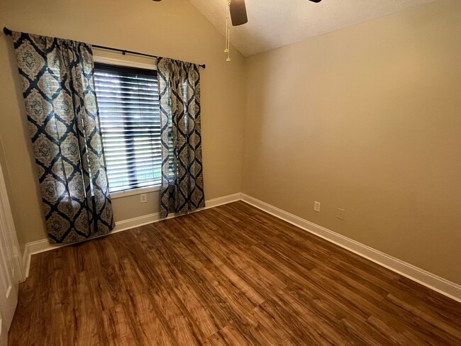 Building Photo - Beautifully Updated 3 Bed Plus Bonus Raefo...