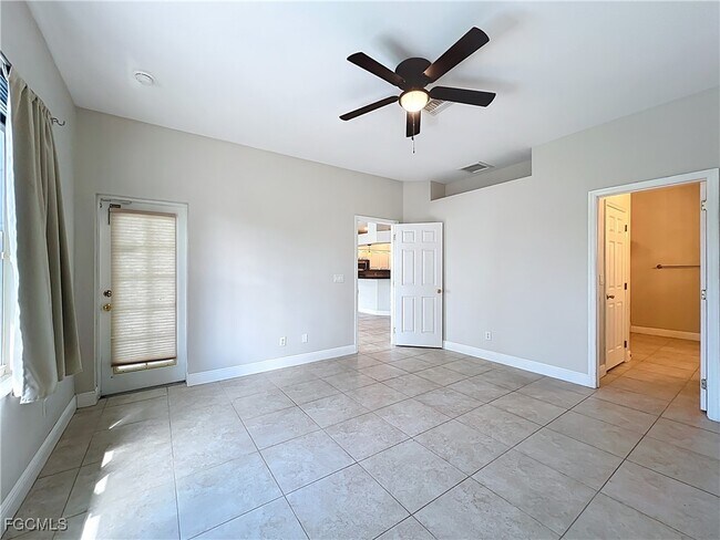Building Photo - 4930 SW 25th Ct