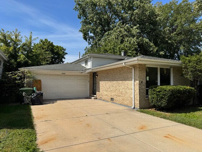 Primary Photo - 15300 Harper Ave