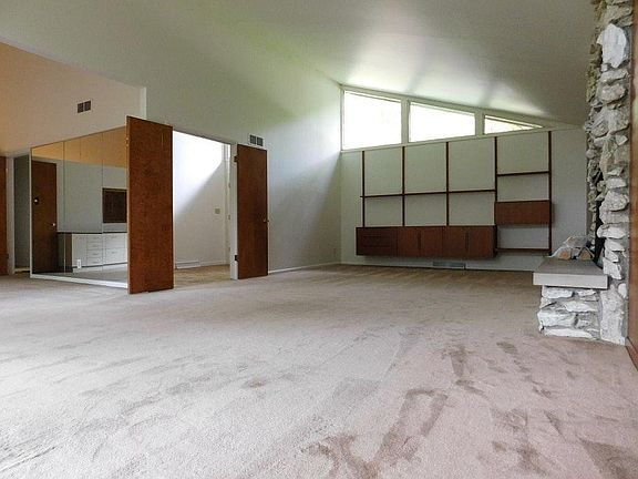 Building Photo - 205 Pell Cir