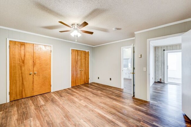 Building Photo - Colfax - Charming house with new flooring,...