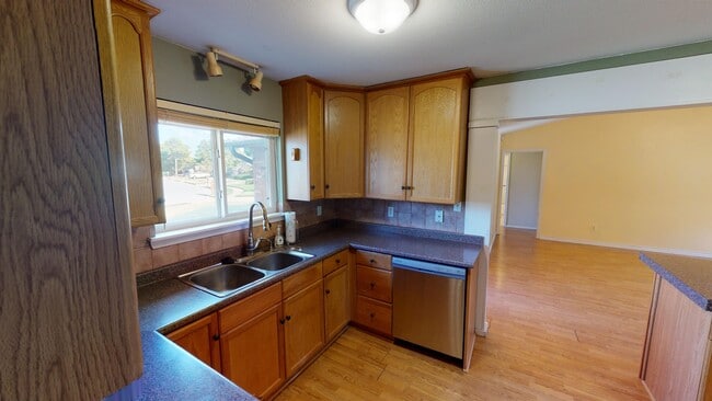 Building Photo - 802 N Juniper St