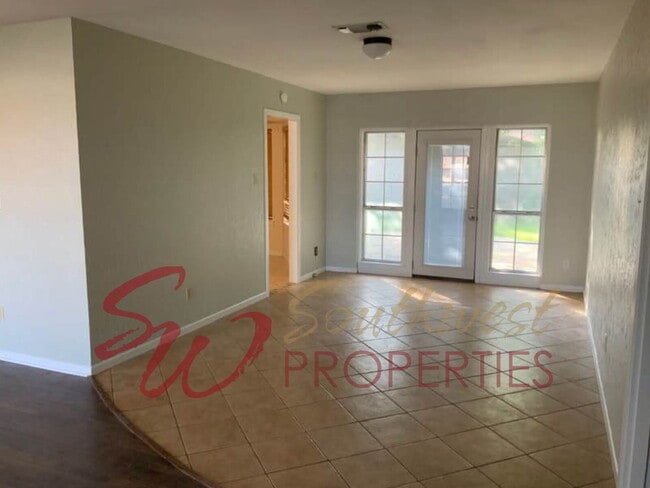 Building Photo - Spacious 3 bedroom 2 bath with lots of par...