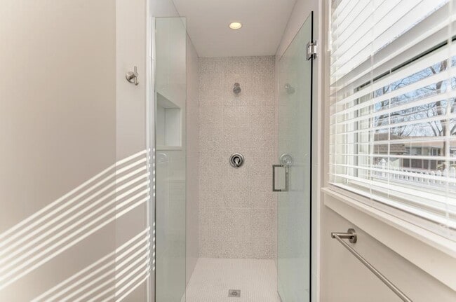 Building Photo - 935 Elmwood Ln