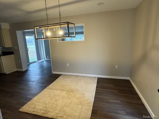 Building Photo - WELCOME TO THIS BEAUTIFULLY UPDATED, LIGHT-FILLED RANCH HOME IN TROY 4 BEDROOMS 2 BATHS SITTING O...