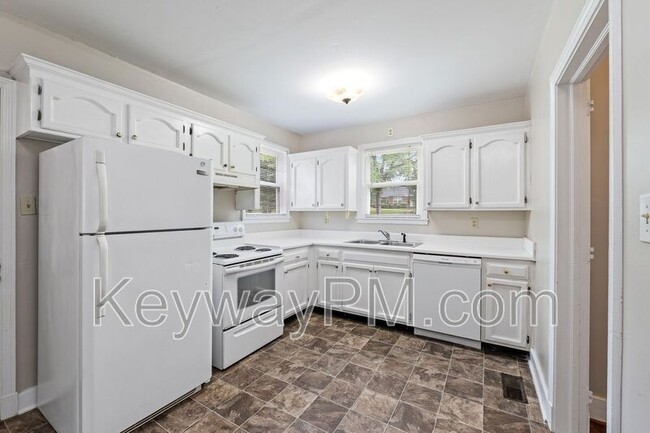 Building Photo - 2334 Redwood Dr