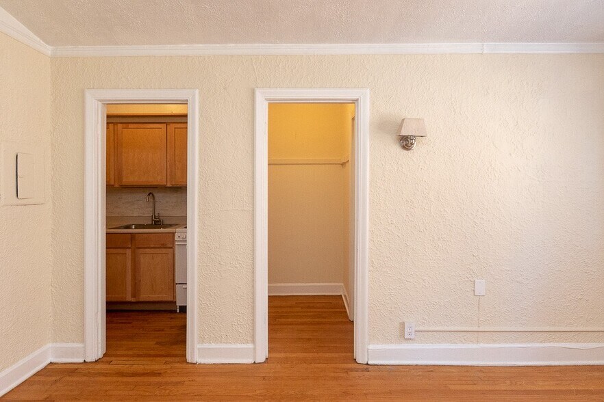 Building Photo - 556 W Arlington Pl