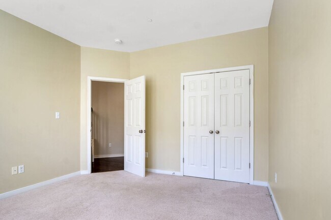 Building Photo - Spacious 3 Bedroom 3.5 Bathroom Townhome in Newport News