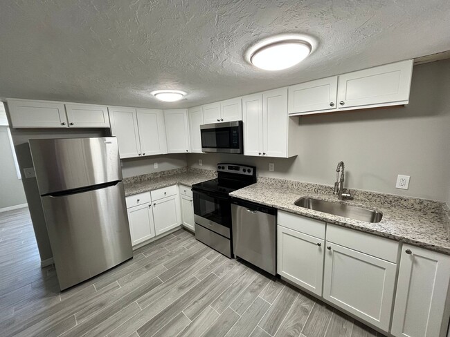 Building Photo - 817 Rosalia Dr