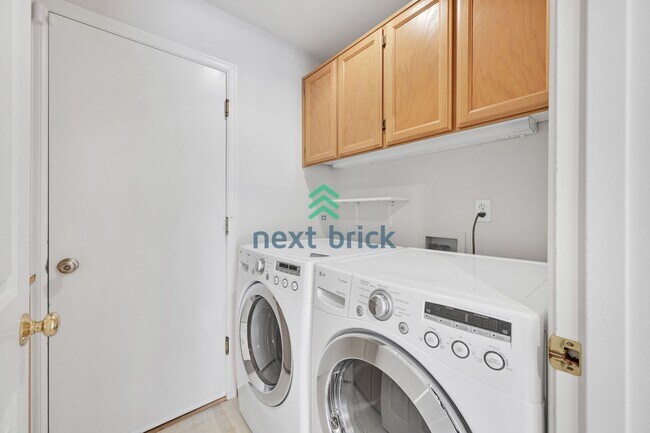 Building Photo - 4 BED & 2.5 BATH FOR RENT