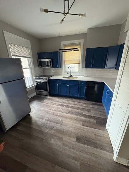 kitchen - 1615 W Barry Ave