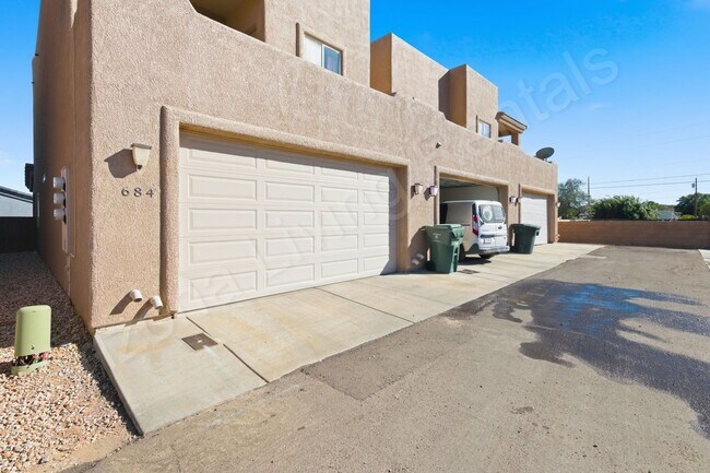 Building Photo - CENTRALLY LOCATED LA COSTA TOWNHOME