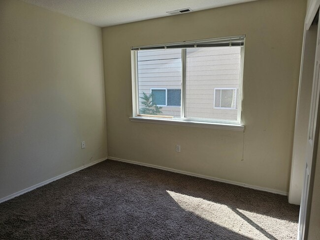 Building Photo - CLOSE IN SW PORTLAND RANCH 3/2 + 2 CAR GAR...