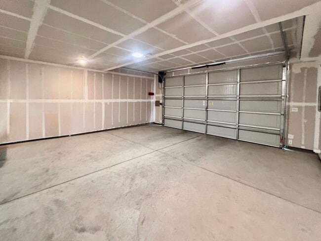 Building Photo - $2,395 Herndon & Peach, 2 Bedroom Townhous...