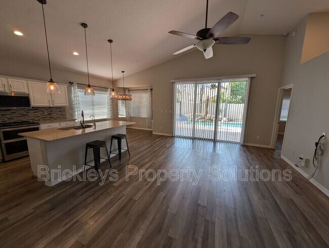 Building Photo - 9213 E Wood Dr